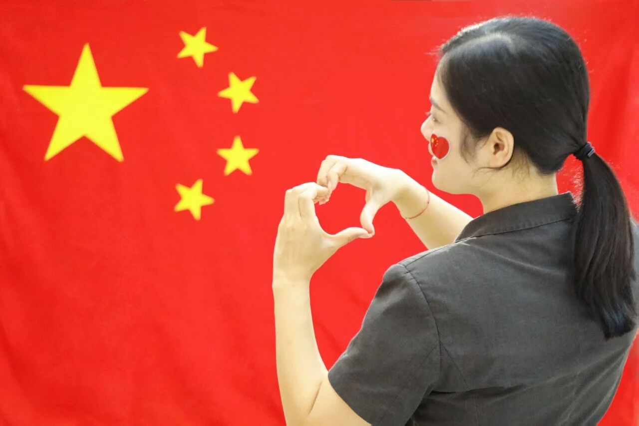 与国旗同框,这一定是广西政法人最“燃”的合影